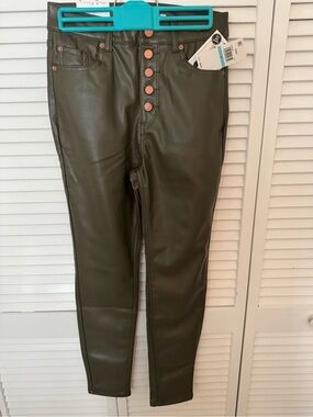 NWT Tinseltown High-Rise Skinny Olive Green Faux Leather Women’s Jeans, size 5